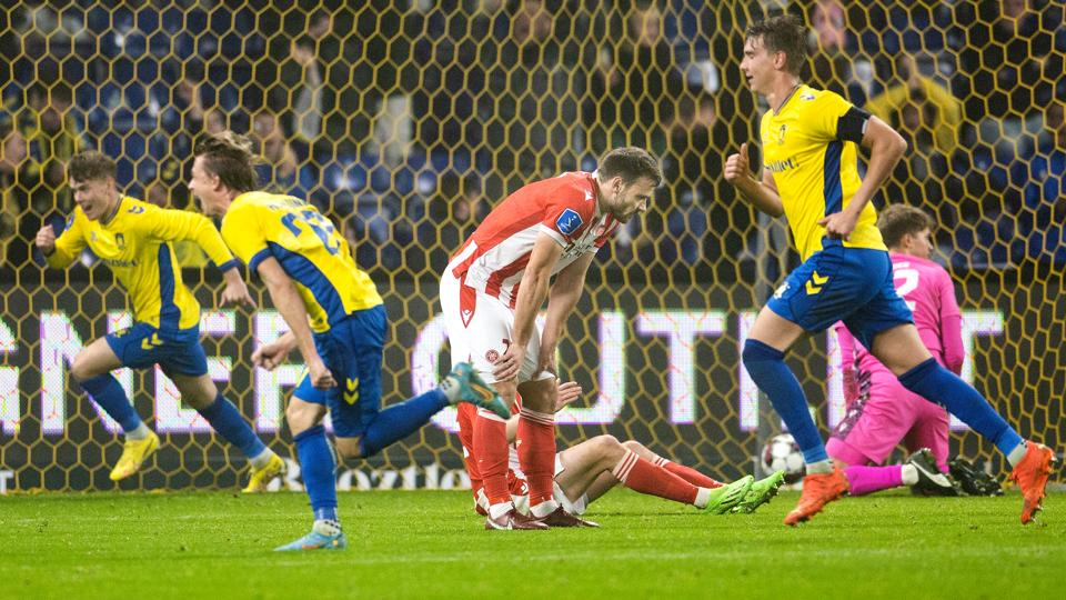 Øjeblikket, hvor Brøndby scorer sejrsmålet til 3-2 i overtiden. <i>Foto: Claus Søndberg</i>