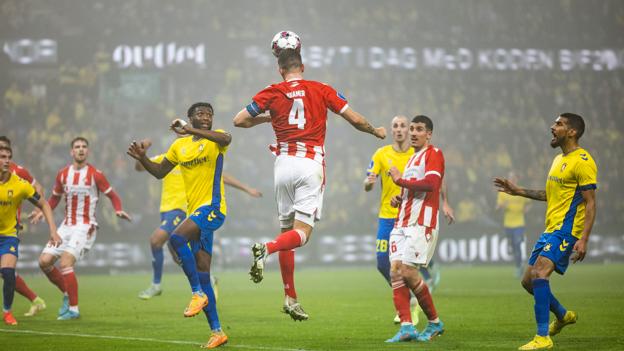 Lars Kramer vinder her en luftduel mod Brøndby. Dem tabte AaB dog for mange af, og det kostede i den sidste ende et nederlag. <i>Foto: Claus Søndberg</i>