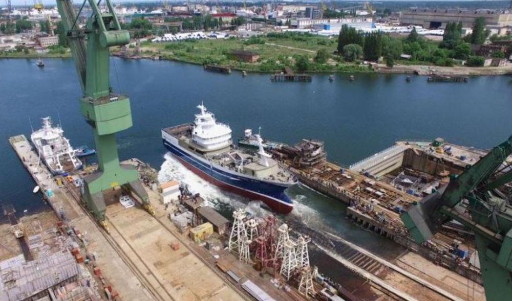 Karstensens Skibsværfts nybygning 436 'Rockall' på byggebedding hos Nauta Shipyard og under søsætning. Karstensens Skibsværfts nybygning 436 'Rockall' på byggebedding hos Nauta Shipyard og under søsætning.