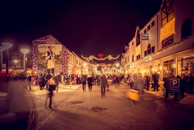 Selv om det er dyrere for butikkerne i Løgstør at skabe hygge med julelys end i nabobyerne, vil man også i år tænde for det, som man plejer. Dyrere elregninger eller ej. Også nabobyerne lyser fuldt op fra slutningen af november.