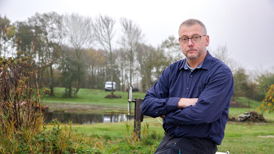 - Øv. Nu prøver jeg at gøre mit for at skabe udvikling, og så får man nej, siger grundejeren Freddy Lilleris. Planen er at opføre huset, der hvor hans hvide varevogn står parkeret.