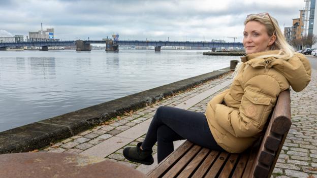 Linnéa Schmidts mål er at have sin første million, når hun om tre år fylder 40. Efter nedturen på aktiemarkedet i år er portefølje faldet med 100.000 kroner. - Men det er ikke urealistisk at jeg når mit mål, siger hun. <i>Foto: Martél Andersen</i>