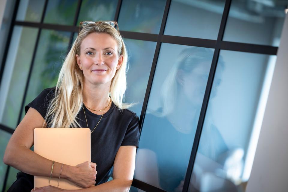 Linnéa Schmidt begyndte for alvor at interessere sig for aktier og investering for syv år siden. Hendes mål er, at hun senest om otte år kan betale sine udgifter med sin passive indkomst. <i>Foto: Martél Andersen</i>