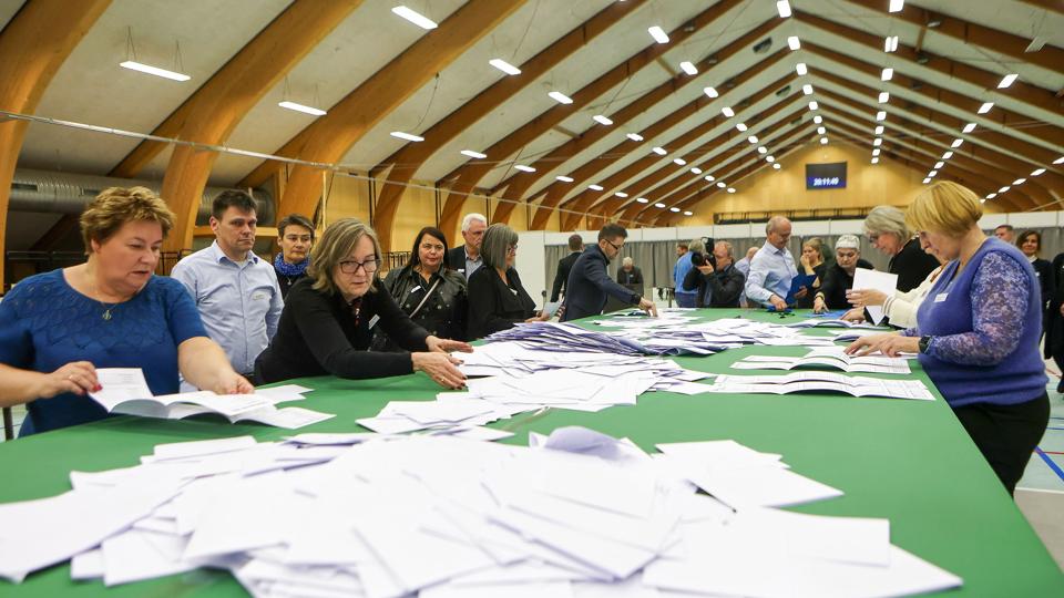 Stemmeoptælling i valglokalet i Thorshavn i Færøerne. Valgdagen er blevet fremrykket en dag, fordi den 1. november er officiel mindedag for de færinger, der har mistet livet til søs. Foto: Alvur Haraldsen/Ritzau Scanpix <i>Alvur Haraldsen/Ritzau Scanpix</i>