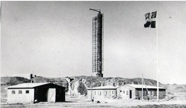 Billedet af den tyske radarstation med kodenavnet "Auerhahn" er taget efter befrielsen i maj 1945. Radarantennen fungerede som sømærke frem til 1956. Bygningerne står stadig men har ændret udseende i årenes løb.  <i>Foto: Lokalhistorisk Arkiv for Thisted Kommune</i>