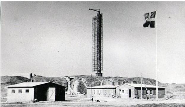 Billedet af den tyske radarstation med kodenavnet "Auerhahn" er taget efter befrielsen i maj 1945. Radarantennen fungerede som sømærke frem til 1956. Bygningerne står stadig men har ændret udseende i årenes løb. <i>Foto: Lokalhistorisk Arkiv for Thisted Kommune</i>