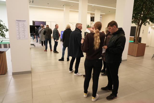 Valgstedet her i Aalborg Hallen åbnede som planlagt kl. 8 i morges. Et andet sted i byen måtte valgstarten udskydes på grund af it-problemer.