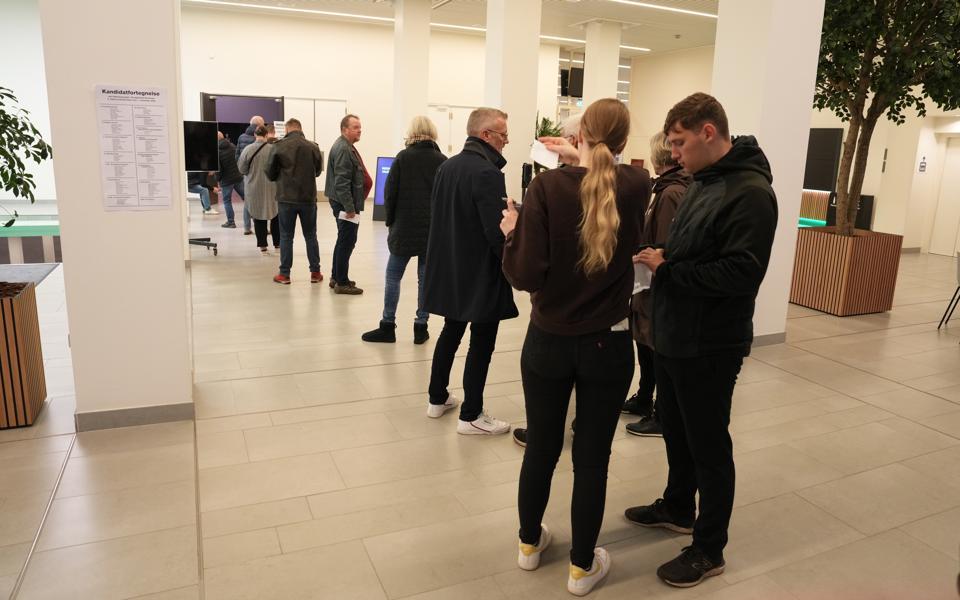 Valgstedet her i Aalborg Hallen åbnede som planlagt kl. 8 i morges. Et andet sted i byen måtte valgstarten udskydes på grund af it-problemer. <i>Ritzau Scanpix</i>