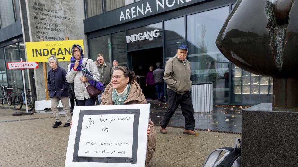 Hanne Christensen har ikke råd til at fyre op i pillefyret. Det brugte hun valgdagen til gøre politikerne opmærksom på. Men læg mærke til, at det også er vigtigt at få noget positivt ind i teksten. <i>Foto: Lars Pauli</i>
