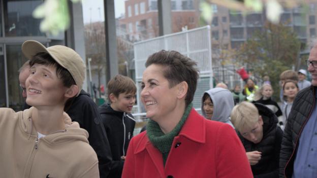 Populær Pia Olsen Dyhr hilser på højlydt børneflok foran valgsted