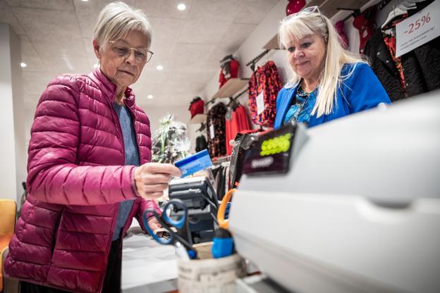 Inge Soelberg var en af dagens første kunder. <i>Foto: Martin Damgård</i>