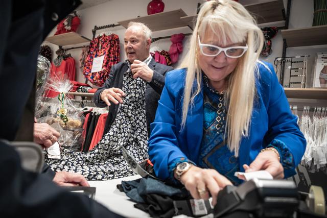 Palle og Lene Nikkelsen havde tirsdag første arbejdsdag i dametøjsbutikken Chiffon, der slog dørene op i Sindal.