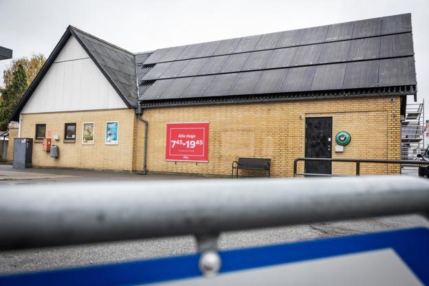 Hvis solen skinner en hel dag fra skyfri himmel, så kan solcellerne levere strøm nok til at holde butikken kørende fra åbning til lukketid. <i>Foto: Martin Damgård</i>