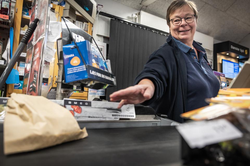 Karen Pedersen har været uddeler i mere end 30 år - en investering på omkring 300.000 kroner har nu gjort, at hun kan sove lidt roligere om natten. <i>Foto: Martin Damgård</i>