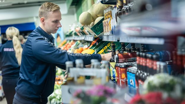 Dennis Andersen er kun 29 år men har allerede mange års erfaring som medarbejder i Rema 1000. Nu bliver han selv Rema-købmand. <i>Foto: Martin Damgård</i>