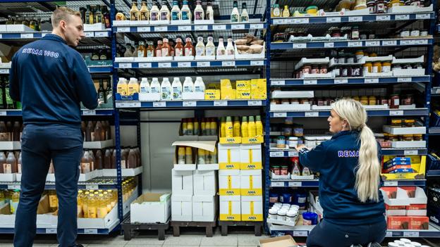 Line Frost og Dennis Andersen kommer begge til at være mange forskellige steder i butikken. <i>Foto: Martin Damgård</i>