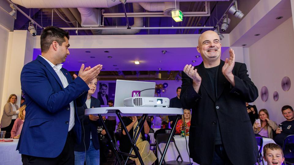 Kristian Klarskov kan ikke få armene ned over hovedet over, at være blevet valgt ind <i>Foto: Torben Hansen</i>