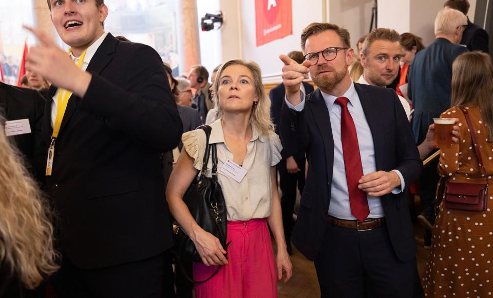 Socialdemokratiet følger de først exitpoll i fællessalen på Christiansborg.  <i>Foto: Claus Søndberg</i>