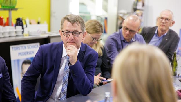 De første resultater var langt fra opløftende for Venstre og Torsten Schack Pedersen, som i timen efter exitpoll'en satsede på sin mulighed for at tage Venstres tredje mandat i Nordjyllands Storkreds. <i>Foto: Bo Lehm</i>
