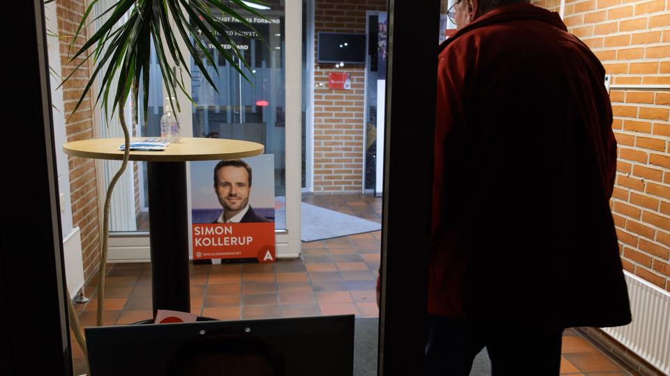 Simon Kollerup og Torsten Schack holder begge valgaften i Thisted - men der er tydelig forskel på stemning og humør