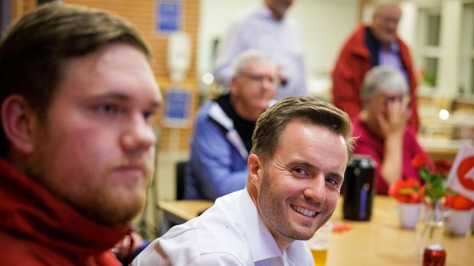 Simon Kollerup og Torsten Schack holder begge valgaften i Thisted - men der er tydelig forskel på stemning og humør