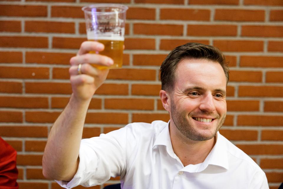 Intet er sikkert, før de personlige stemmer er talt op, men Simon Kollerup (S) turde tirsdag aften godt løfte glasset og sige skål på et trods alt godt resultat. <i>Foto: Bo Lehm</i>