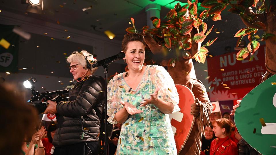 Pia Olsen Dyhr blev tiljublet af de fremmødte SF'ere ved tirsdagens valgfest i København. <i>Ida Guldbæk Arentsen/Ritzau Scanpix</i>