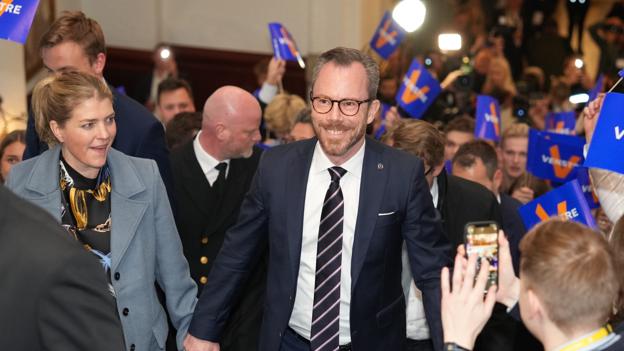 Jakob Ellemann-Jensen og hans hustru Anne Marie Preisler ankommer til valgaftenen på Christiansborg. <i>Henning Bagger / Ritzau Scanpix</i>