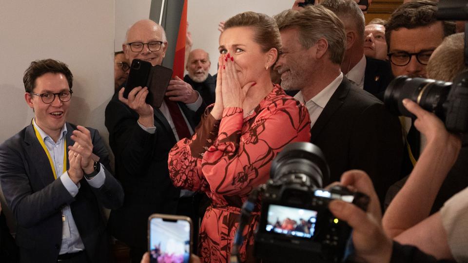 Mette Frederiksen var meget glad og meget rørt, da hun holdt sin takketale ved den socialdemokratiske valgfest på Christiansborg. <i>Foto: Claus Søndberg</i>