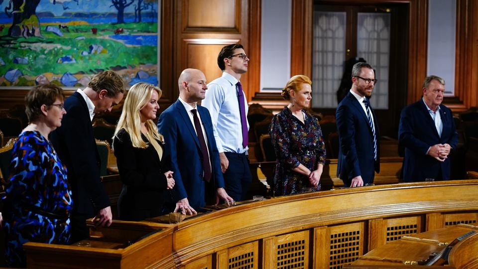 Alle 14 partiledere fra de opstillingsberettigede partier samledes natten til onsdag til en afsluttende partilederdebat i Folketingssalen, efter at valgresultatet og udsigt til et rødt flertal står klart. <i>Bo Amstrup/Ritzau Scanpix</i>