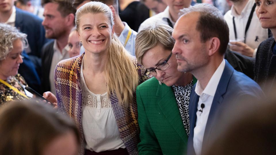 En glad Ane Halsboe (S) i fællessalen på Christiansborg. Hun har en anelse mere at smile over end enkelte partifæller, når det kommer til antallet af personlige stemmer.  <i>Foto: Claus Søndberg</i>
