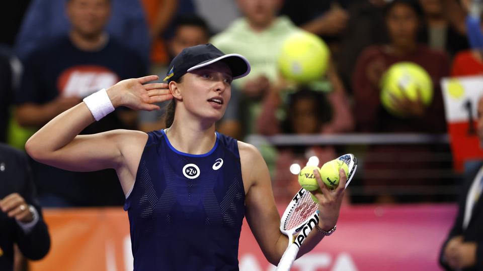 Iga Swiatek modtager publikums hyldest efter sin første sejr ved WTA Finals. <i>Ron Jenkins/Ritzau Scanpix</i>