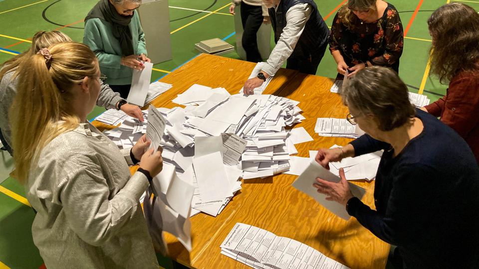 Klokken 20.00 i går blev stemmerne fra Læsø hældt op på bordet, så optællingen kunne gå i gang. Igen i år var Læsø Kommune den første kommune i landet, der var klar med valgresultatet. <i>Foto: Jacob Nymann Jensen</i>
