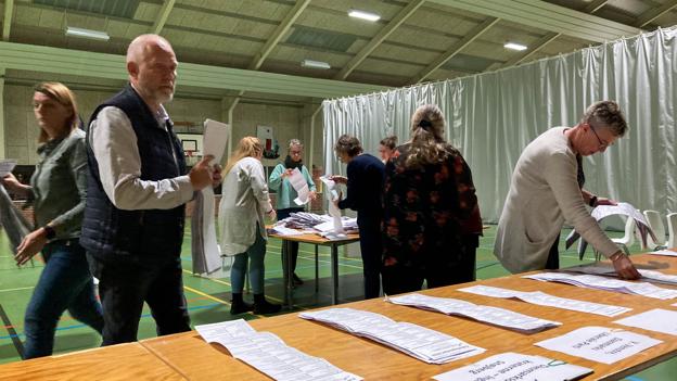 Klokken 21.17 lå stemmetallene klar på KMD fra Læsø Kommune. I alt blev der afgivet 1255 stemmer af de 1474 stemmeberettigede. Dermed endte stemmeprocenten fra Læsø på 85,14 procent. <i>Foto: Jacob Nymann Jensen</i>