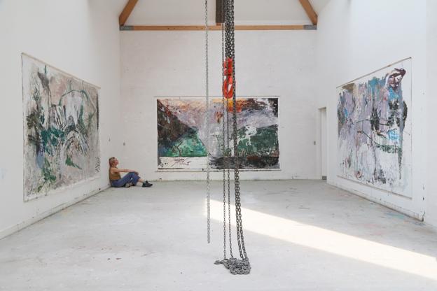 Kirkebys atelier på Læsø. Kunstnerne har også adgang til hans store private bibliotek. De kommende kunstnere på øen bliver danske Ann Linn Palm Hansen og iranske DeAshkan Sanei. <i>Privatfoto</i>