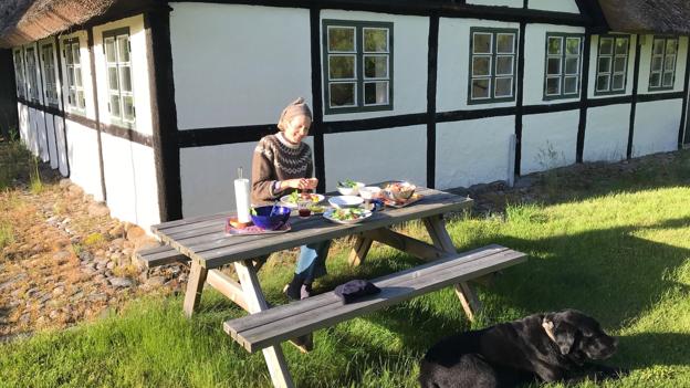 En lokal værts- og vidensgruppe på Læsø står klar til at byde kunstnerne velkommen til øen og klæde dem på i forhold til øens kulturhistorie, og der er ifølge Majbritt Løland opstået flere fine venskaber mellem lokale og kunstnere. På billedet Rosy Keyser. <i>Privatfoto</i>