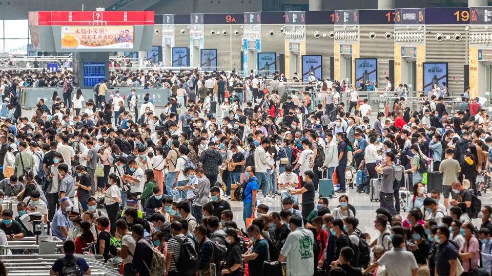 Passagerer på den østlige banegård i Zhengzhou i den centrale del af landet, som blandt andet omfatter verdens største Apple-fabrik for telefoner. Kina isolerer nu omkring 600.000 personer i et industriområde på grund af corona. <i>Str/Ritzau Scanpix</i>