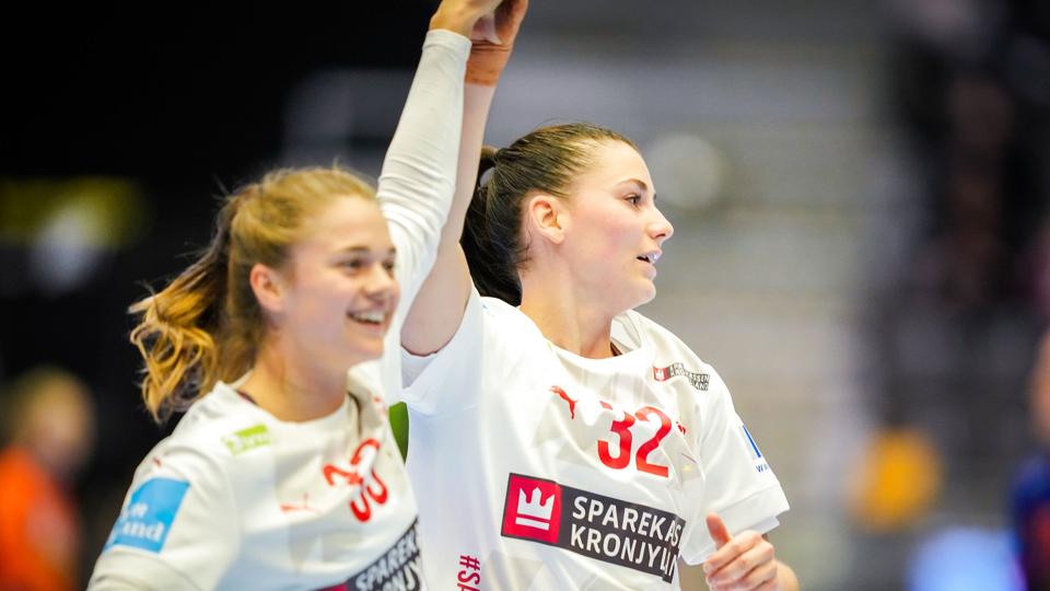 Emma Friis (tv.) og Mie Højlund (th.), her fra sidste uges testkamp mod Holland, var med til at sikre Danmark EM bronze i december sidste år. <i>Beate Oma Dahle/Ritzau Scanpix</i>