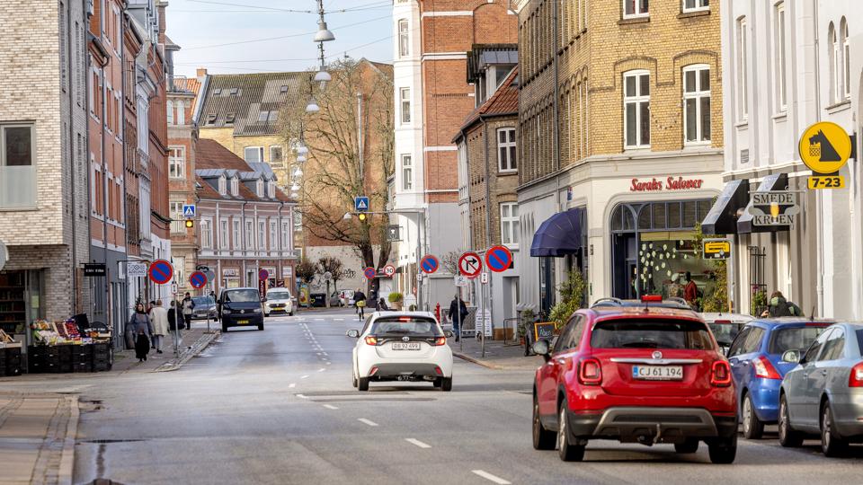 Danmarksgade er en af de gader i Aalborg, hvor man kan bruge sin p-licens, hvis man fortsat har råd til at købe den. <i>Arkivfoto: Lars Pauli</i>