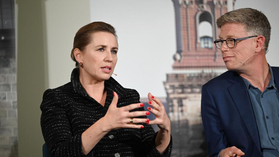 - Det bliver meget, meget bøvlet det her. Om det kan lade sig gøre, det ved vi ikke, men vi prøver, alt hvad vi kan, siger Mette Frederiksen under en debat i Publicistklubben onsdag efter valget. <i>Philip Davali/Ritzau Scanpix</i>
