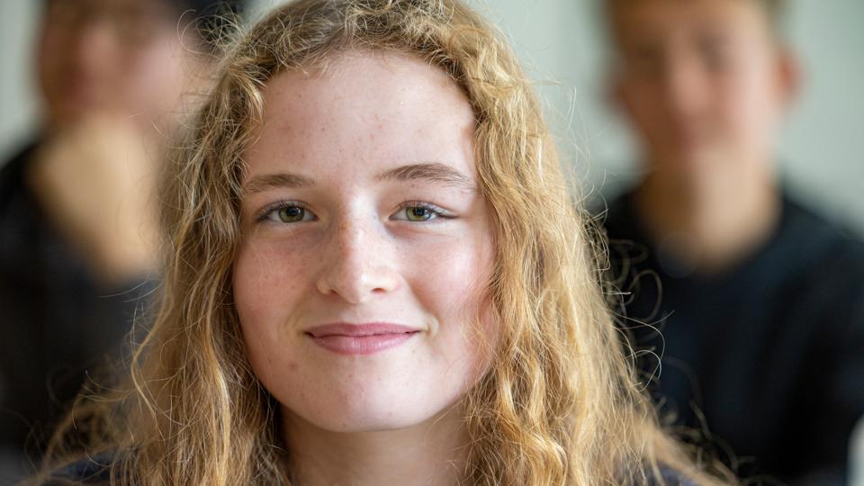 Iris Bergenser går i 1.g på Hjørring Gymnasium og er af den overbevisning, at naturfag er et bedre valg end sprogfag - og at engelsk er det mest anvendelige sprog. Hun har valgt bl.a. fysik og kemi, og føler ikke noget behov for at lære f.eks. tysk. <i>Foto: Martél Andersen</i>