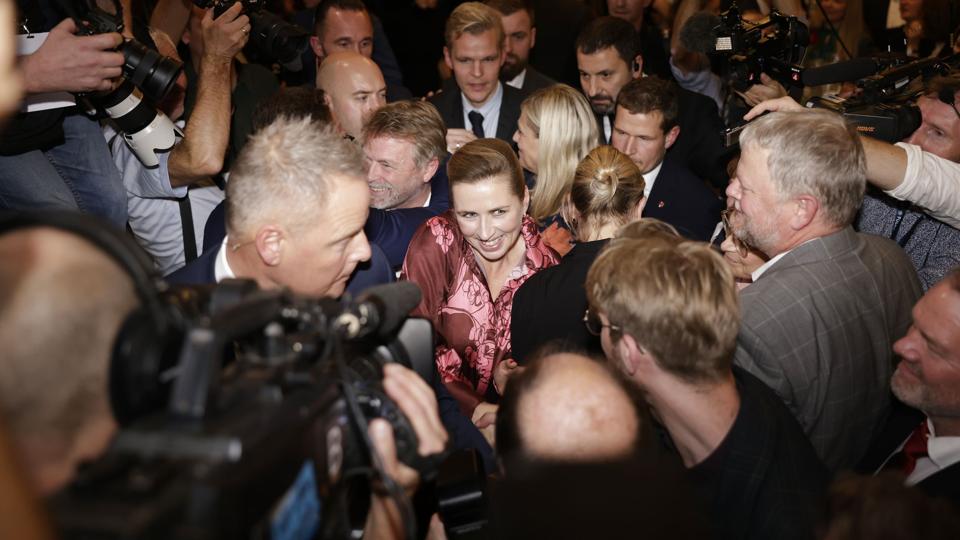 Mette Frederiksen (S) takkede Nordjylland "af hele mit hjerte", da hun ankom til Socialdemokratiets valgfest tirsdag aften. Partiet har fået hver tredje stemme i landsdelen, der ellers har centrum for minkskandale og coronanedlukning. <i>Nikolai Linares/Ritzau Scanpix</i>