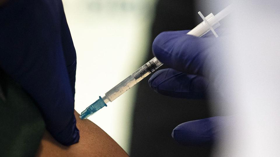 Mod betaling kan personer uden for risikogruppen købe sig til en booster-vaccine mod covid-19. (Arkivfoto). <i>Emil Helms/Ritzau Scanpix</i>