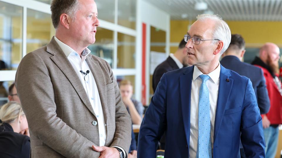 Jakob Axel Nielsen kunne fortæller Per Larsen, at der var optalt så mange stemmer, at Per Larsen var sikker på at blive valgt. <i>Foto: Bente Poder</i>