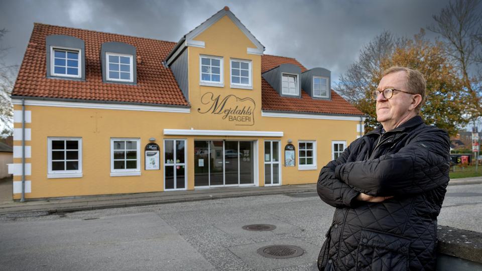 Henrik Lund Dal er en af Hals' største ejendomsinvestorer. Han ejer den nu lukkede bagerbutik, "Mejdahls Bageri". Han tror ikke, der nogensinde kommer en bager her igen. Det tror bageren heller ikke. <i>Foto: Lars Pauli</i>