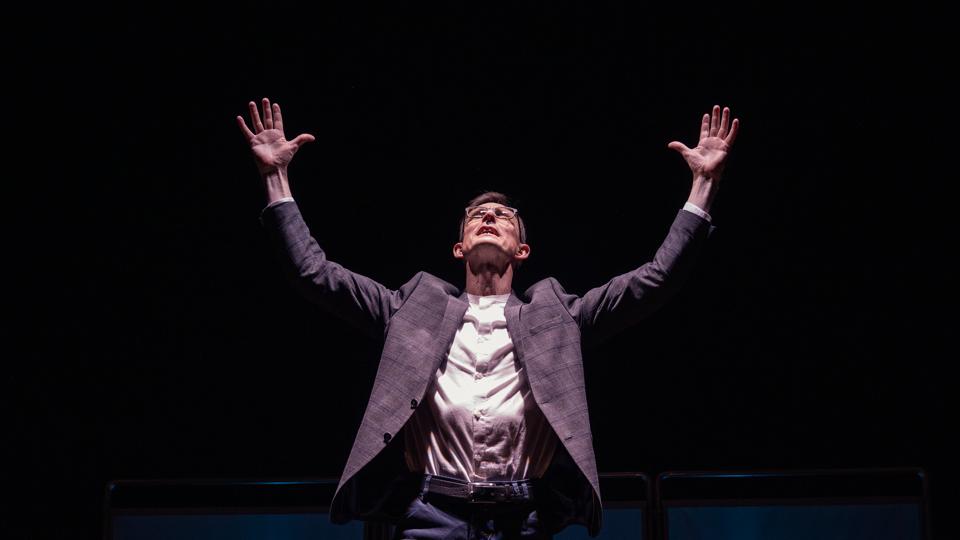 Skuespiller Holger Østergaard kører den ind med penis. <i>Foto: Morten Fauerby/Montgomery</i>