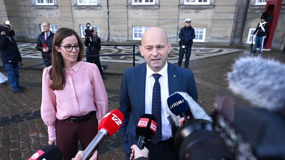 Repræsentanter fra partierne møder hos dronningen for at pege på en forhandlingsleder til regeringsdannelse på Amalienborg. <i>Philip Davali/Ritzau Scanpix</i>