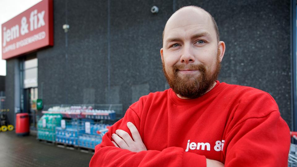 Jem & Fix i Nykøbing  har fået nej til at opføre et permanent varebur foran forretningen i Nykøbing.. Det er virksomheden træt af. Her er det souschef Thomas Tavs Andersen. <i>Foto: Bo Lehm</i>
