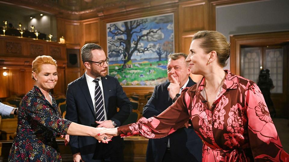 Danmarksdemokraternes Inger Støjberg og Socialdemokratiets Mette Frederiksen stillede begge op til folketingsvalget i Nordjyllands Storkreds. Begge har slået deres hidtidige rekorder for personlige stemmetal. Her hilser de på hinanden inden partilederrunden natten til onsdag. <i>Jonathan Nackstrand/Ritzau Scanpix</i>