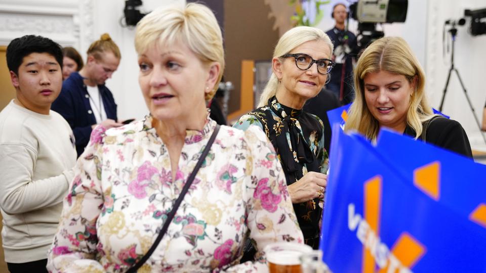 Eva Kjer Hansen (forrest) til Venstres valgfest på Christiansborg tirsdag aften. PÅ det tidspunkt stod det endnu ikke klart, om hun var blevet genvalgt. <i>Bo Amstrup/Ritzau Scanpix</i>